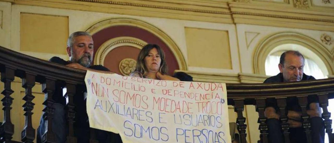 Una pancarta alusiva a los problemas de la empresa de Ayuda a Domicilio en el último pleno. // Iñaki Osorio