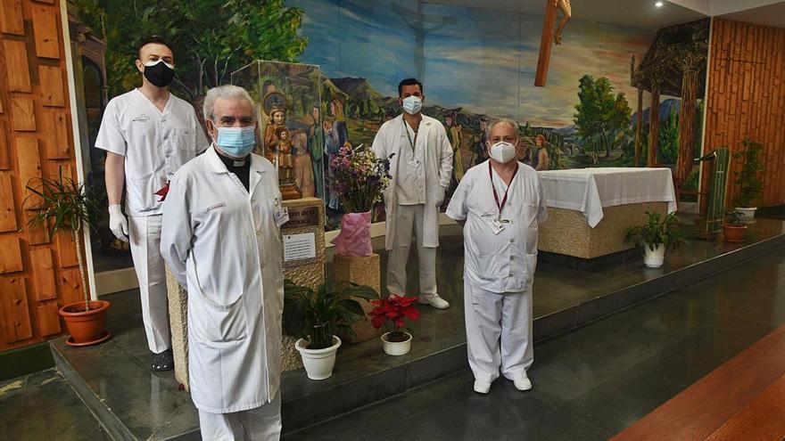 Capellanes del Virgen
de la Arrixaca posan
en el hospital. israel sánchez