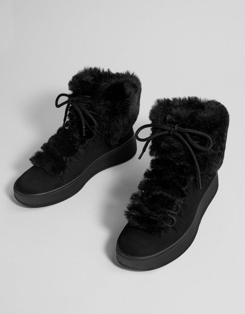 Botines planos con pelo en color negro de Bershka. (Precio: 39, 99 euros)