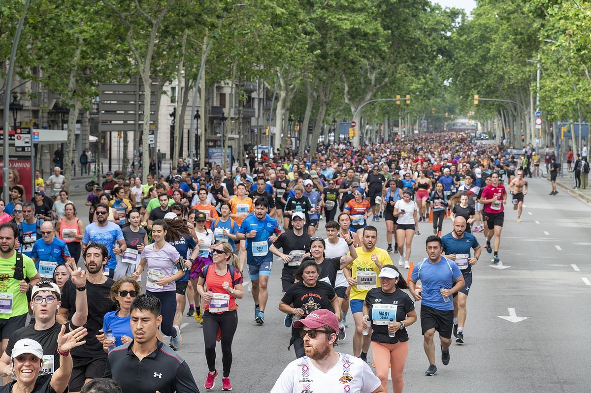 Los participantes recorren la Gran Vía a la altura de Rambla de Catalunya durante la 44 edición de la Cursa de El Corte Inglés