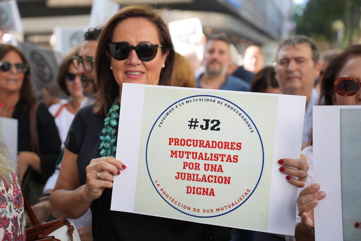 Abogados y Procuradores mutualistas se manifiestan en defensa de una pensión digna. El movimiento #J2 convoca una manifestación en Córdoba bajo el lema Abogados y procuradores mutualistas en defensa de una pensión digna