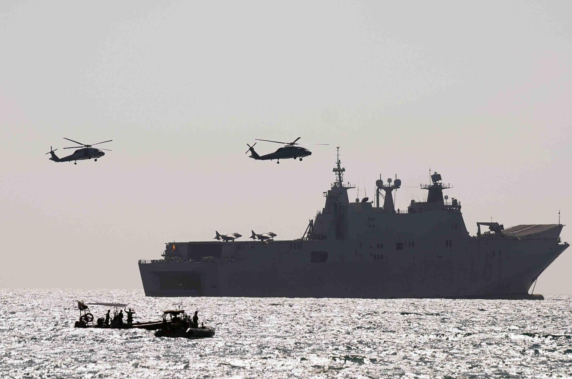 Exhibición dinámica de un desembarco anfibio de La Armada, donde aviones, helicópteros, Infantes de Marina, embarcaciones rápidas y lanchas de desembarco actúan en un escenario simulado de rescate de rehenes
