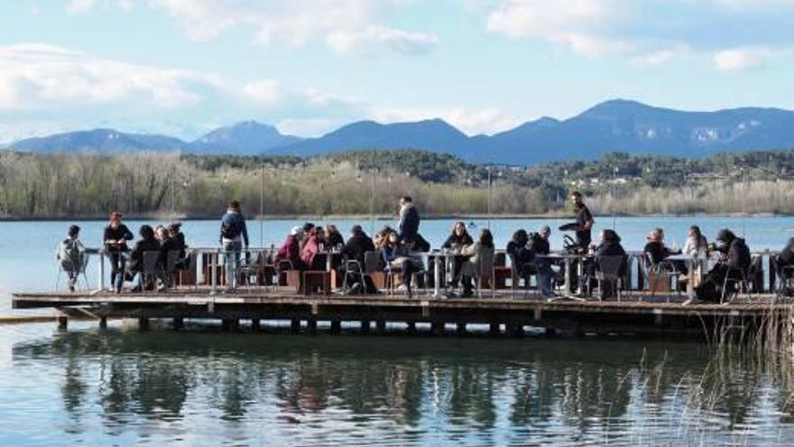 Un gran nombre de turistes opten per visitar l&#039;estany de Banyoles