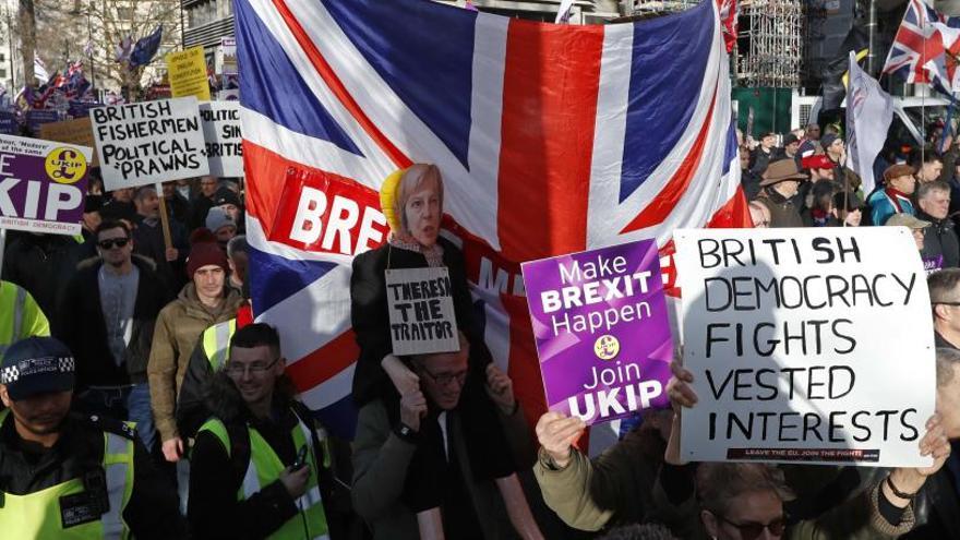 Manifestantes contrarios al acuerdo del Brexit