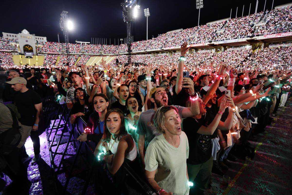 Espectadores en uno de los conciertos de Coldplay en el Estadi Lluís Companys, en Barcelona.