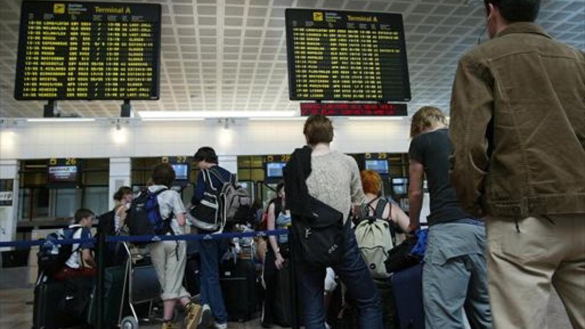 Colas de pasajeros en El Prat por un conflicto de controladores anterior.