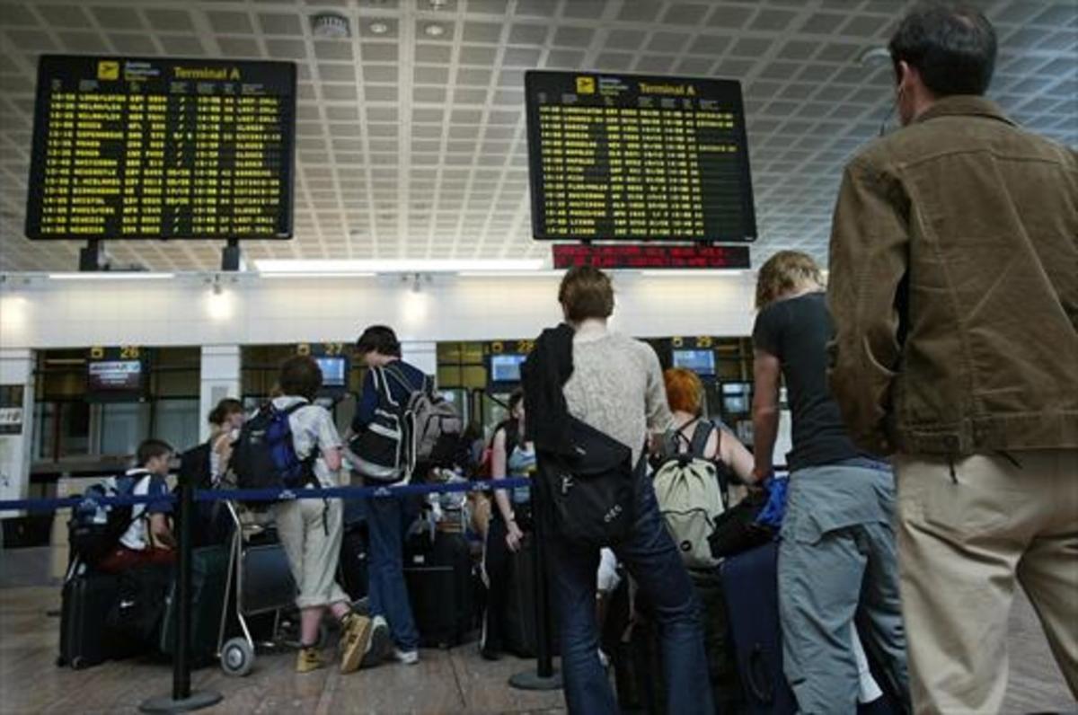 Colas de pasajeros en El Prat por un conflicto de controladores anterior.