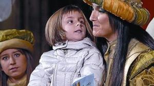 Una nena entrega la carta dels Reis a la patge Estel, ahir, a l’Ajuntament de Barcelona.