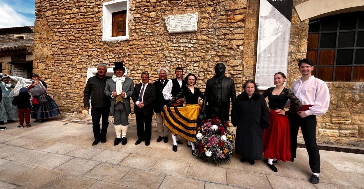 El alcalde de Fuendetodos y el mismo Goya, entre otros, junto a la estatua del creador.