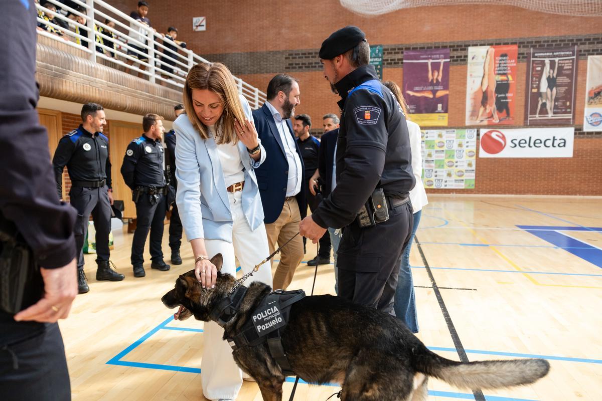 La alcaldesa de Pozuelo, Paloma Tejero, con las unidades caninas
