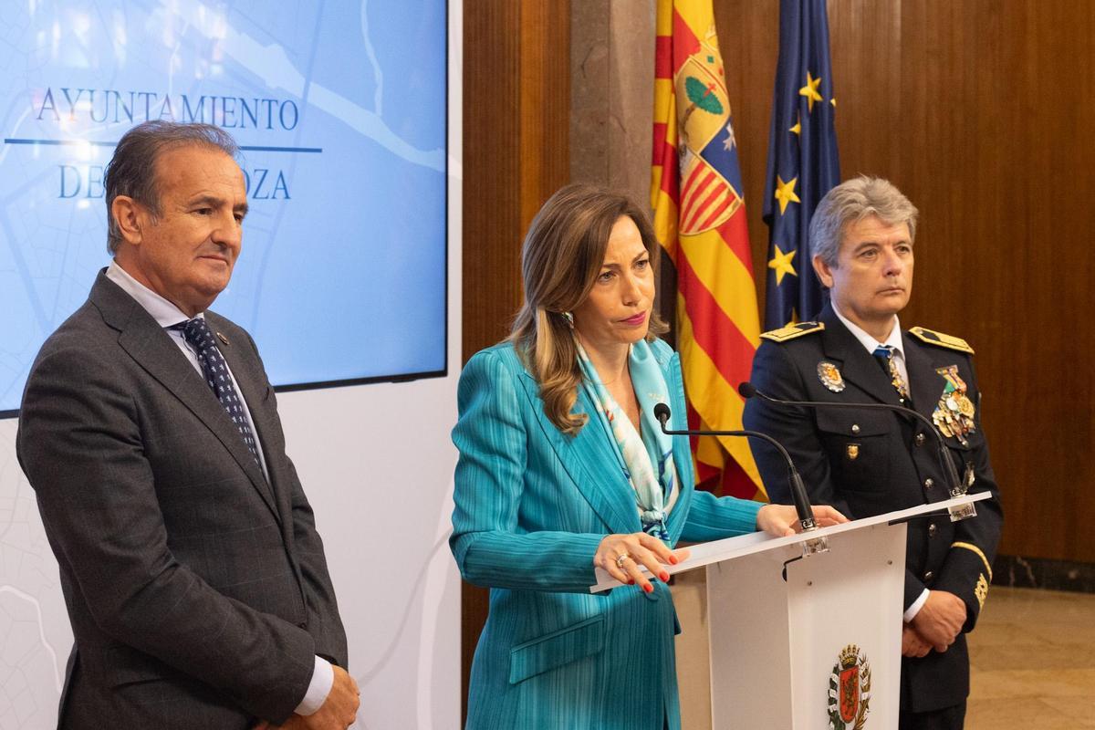 Lorén, Chueca y Blas Soriano, durante la presentación de la nueva ordenanza cívica de Zaragoza, este jueves.