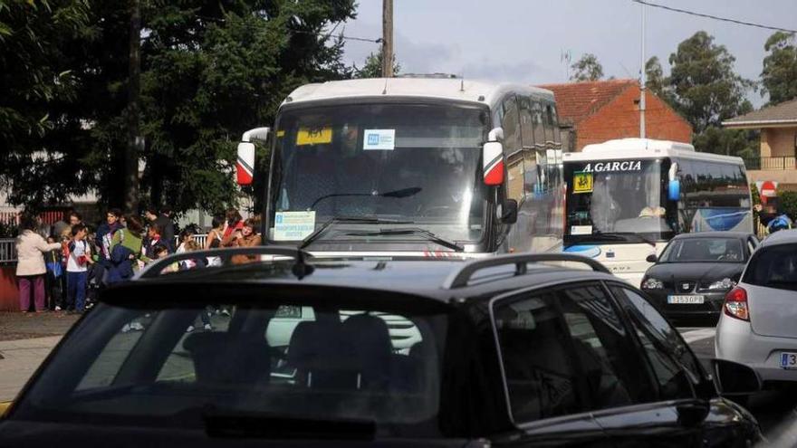 Imagen de archivo de autobuses y coches a la hora de salida del colegio de Figueiroa. // Bernabé / Javier Lalín