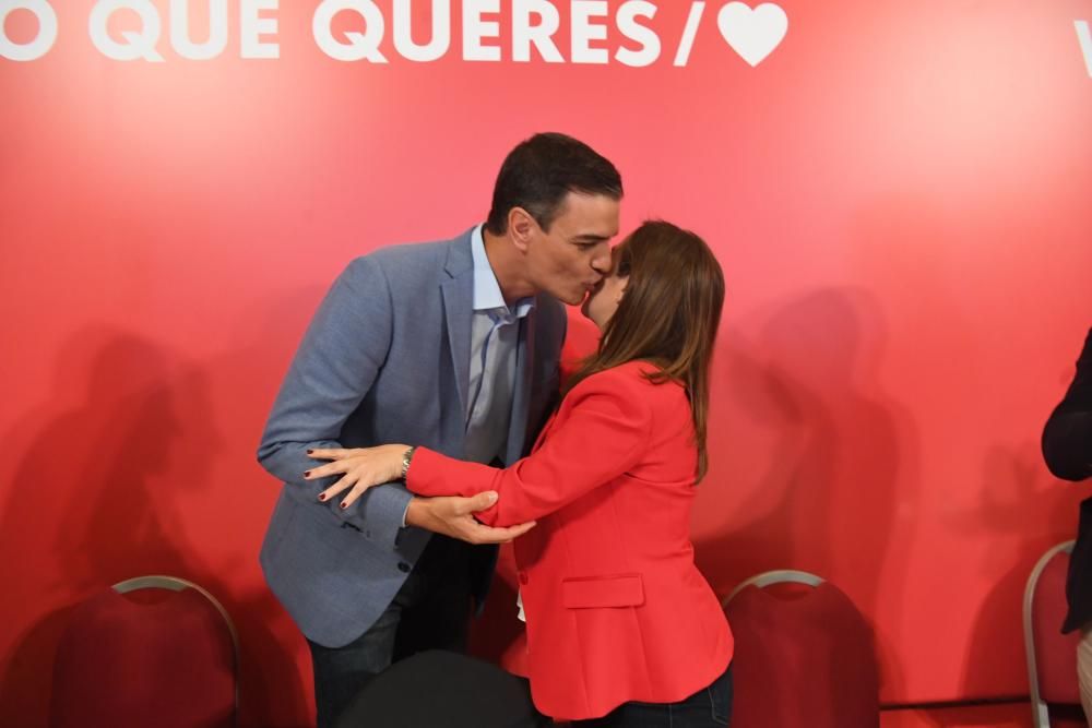 El presidente del Gobierno en funciones arropa a la candidata a la Alcaldía de A Coruña, Inés Rey.