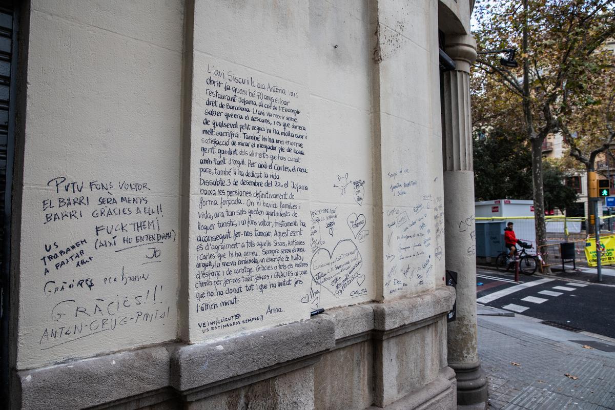 Mensajes de despedida al bar Jofama, que cierra tras 70 años sirviendo en Barcelona