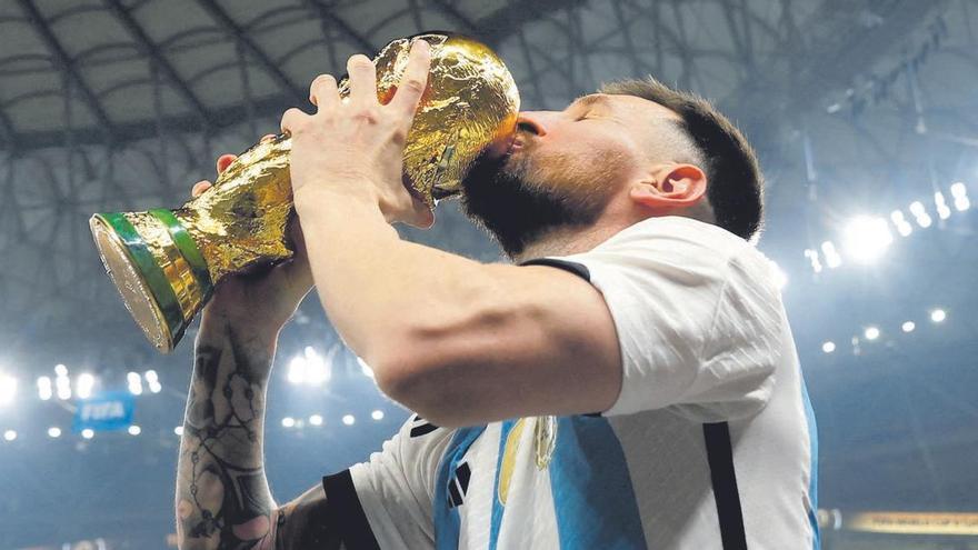 Leo Messi, capitán e ídolo de Argentina, besa la Copa del Mundo lograda en Lusail.