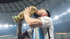 Leo Messi, capitán e ídolo de Argentina, besa la Copa del Mundo lograda en Lusail.
