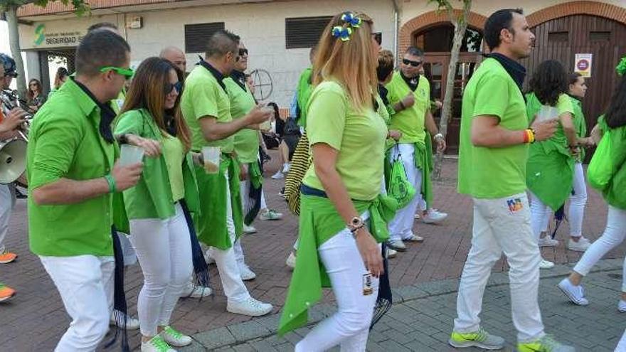 Las peñas desfilan antes del toro y despiden las fiestas todas juntas