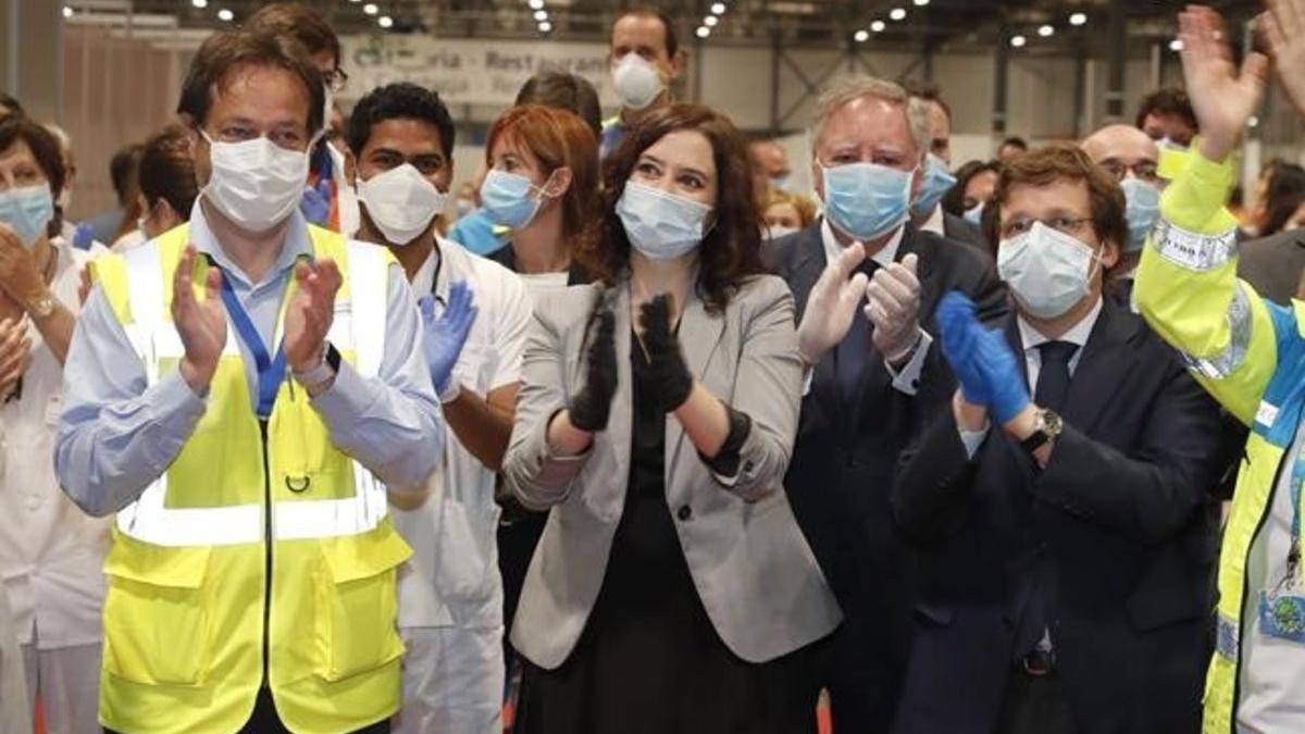 La presidenta de la Comunidad de Madrid, Isabel Diaz Ayuso, y el alcalde de Madrid, José Luis Martinez-Almeida, en el acto de clausura del hospital de Ifema