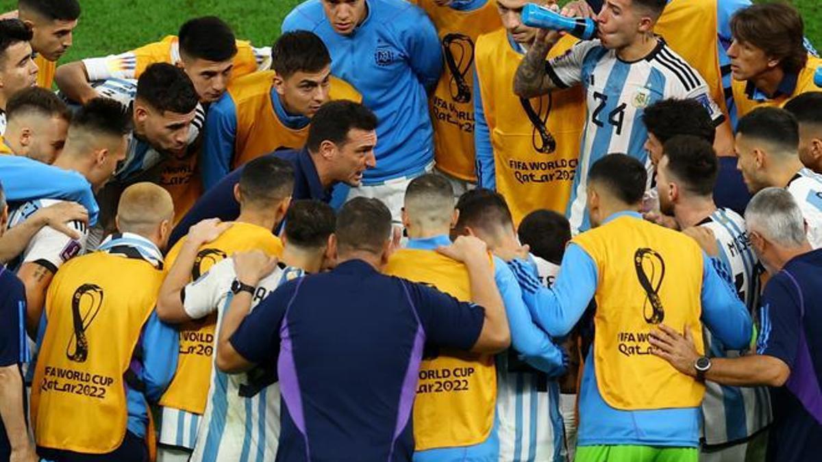 Scaloni anima a los jugadores de Argentina antes de los penaltis.