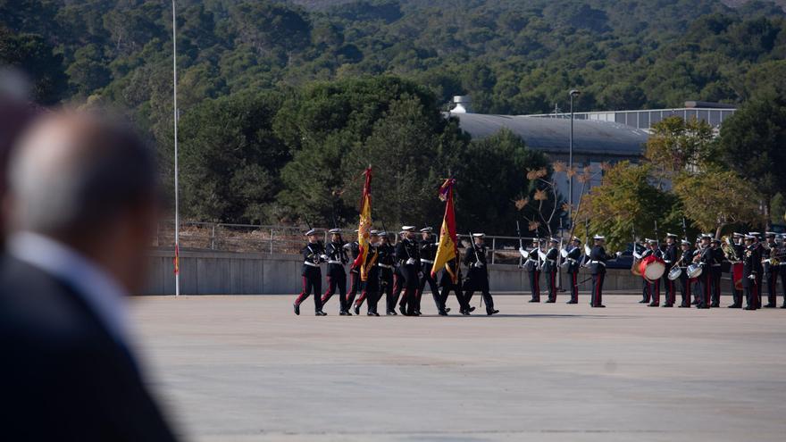 Nuevos soldados de Infantería de Marina, ante la bandera de España