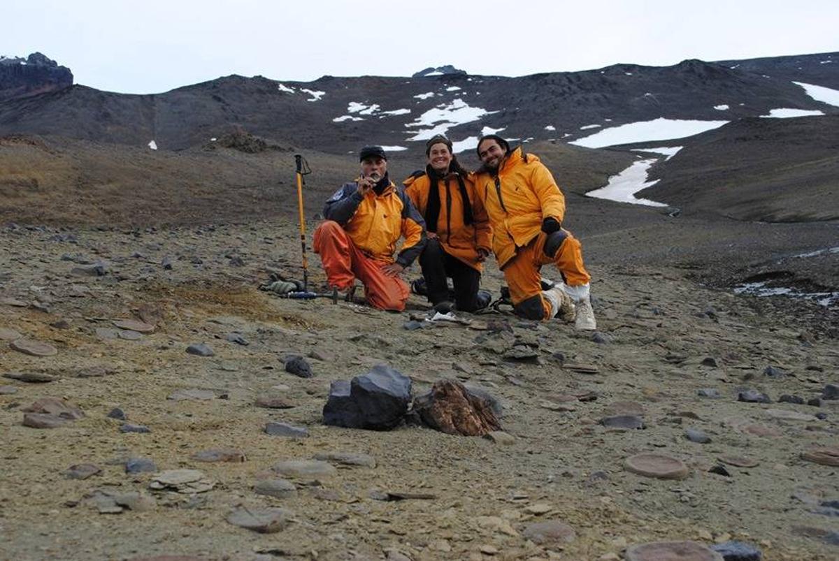 En 2011, la paleontóloga Ariana Paulina Carabajal (centro) descubrió el primer fósil de saurópodo en la Antártida
