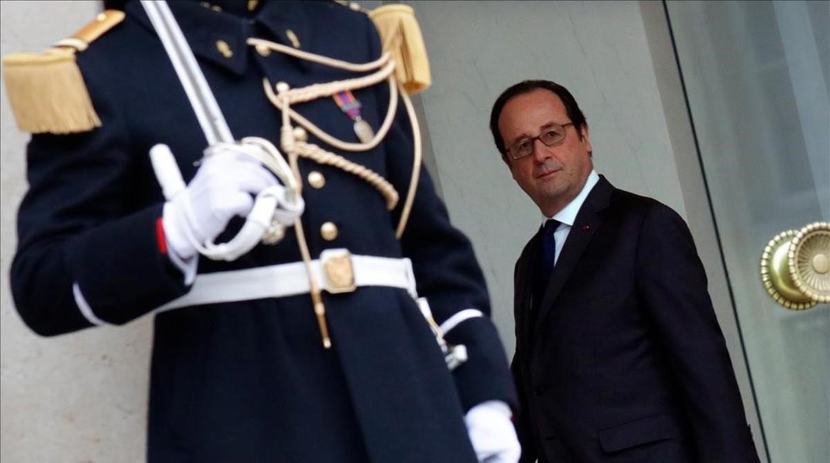 zentauroepp36760512 french president francois hollande walks to his office follo170105121238