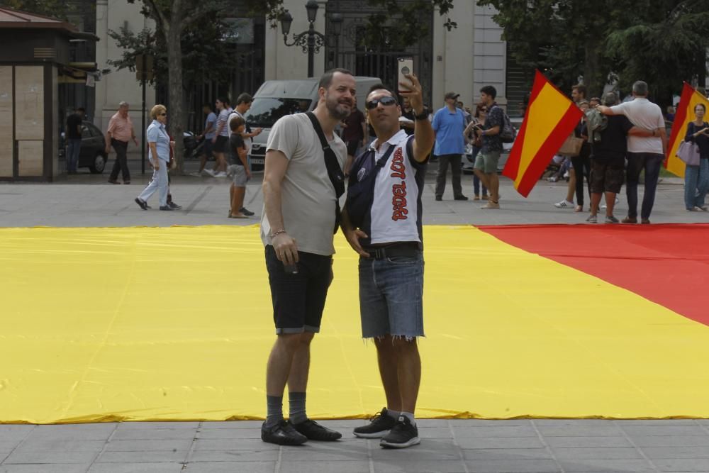 Caravana de vehículos con banderas españolas en València