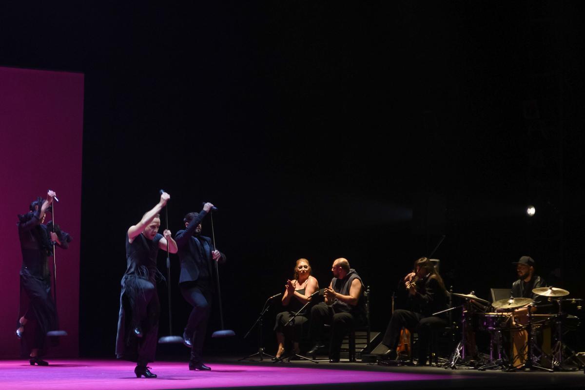 SEVILLA , 15/09/2024.- El bailaor y coreógrafo Manuel Liñán (2i) actúa durante el espectáculo flamenco 'Muerta de amor', este domingo en el Teatro de La Maestranza de Sevilla dentro de la Bienal de Flamenco. EFE/ Raúl Caro