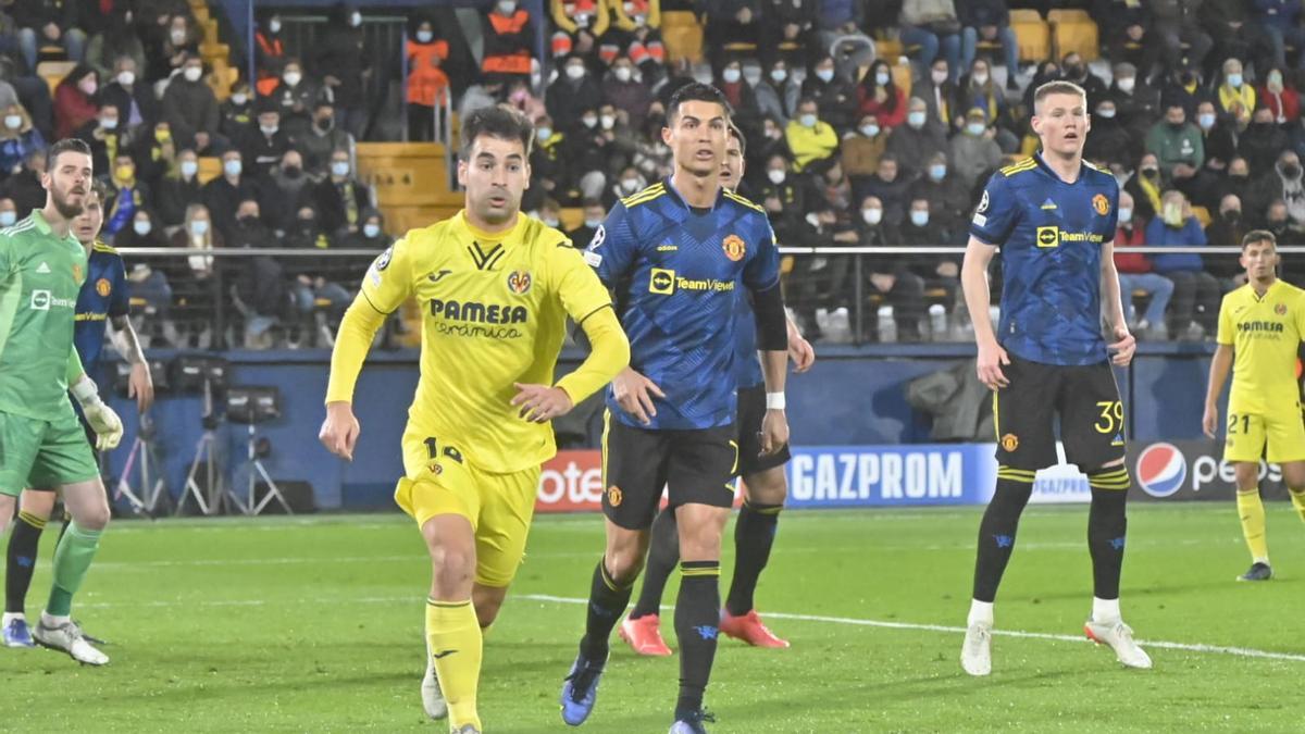 Trigueros y Cristiano Ronaldo concentrados durante el partido.