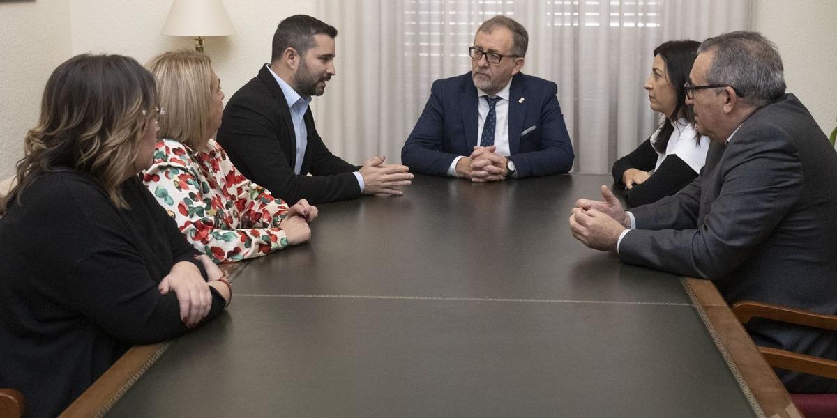 Reunión mantenida entre José Martí, presidente de la Diputación; Samuel Falomir, alcalde de l'Alcora; Eva Redondo, directora territorial de Presidencia de la Generalitat Valenciana en Castellón;  Ruth Sanz, diputada provincial de Cultura;  Ana Huguet, concejala de Cultura del Ayuntamiento de l'Alcora; y José María Mor, en representación del Grupo Torrecid.