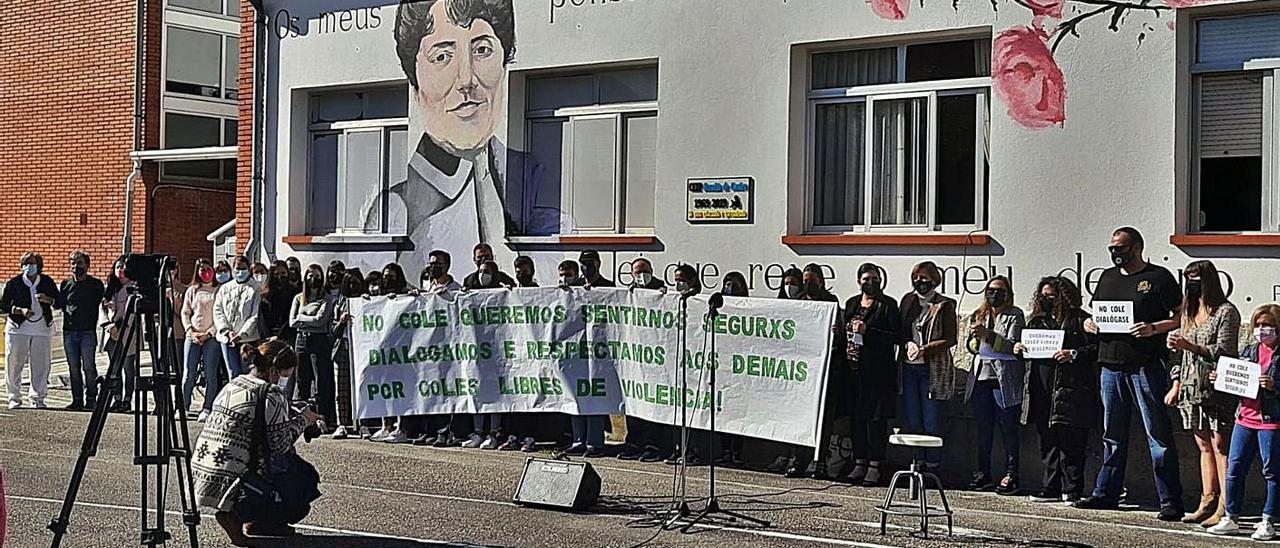 Concentración de la comunidad escolar ante el colegio Rosalía de Castro de O Grove.