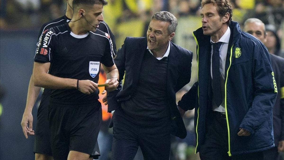 Momento en el que el colegiado Gil Manzano expulsa a Fran Escribá tras señalar el penalti de Bruno