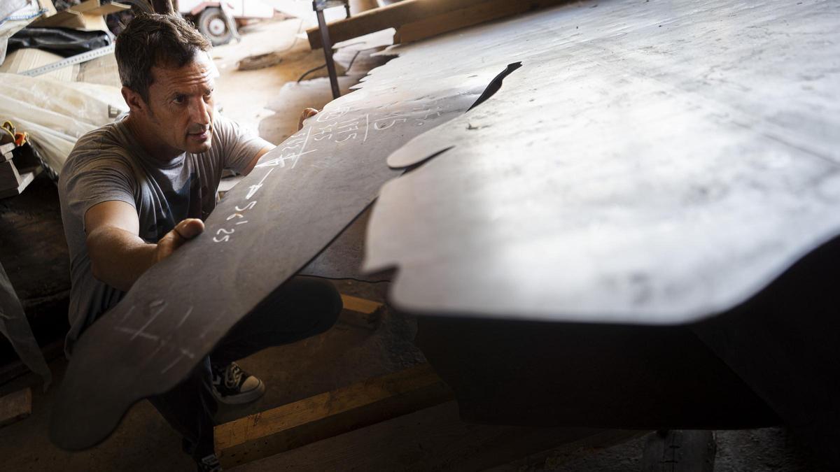 Marc Sellarès treballant al seu taller, ara fa un any, amb l'escultura que s'inaugurarà el pròxim 18 de juliol