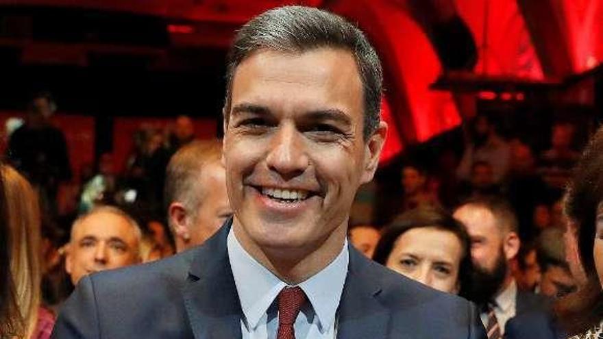 Pedro Sánchez muestra el folleto con las 110 medidas del programa electoral del PSOE, ayer en un acto en Madrid. // Efe