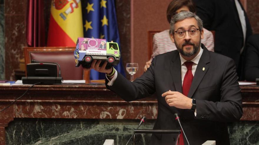 Víctor Martínez muestra el &#039;camión de basura de Podemos&#039;.