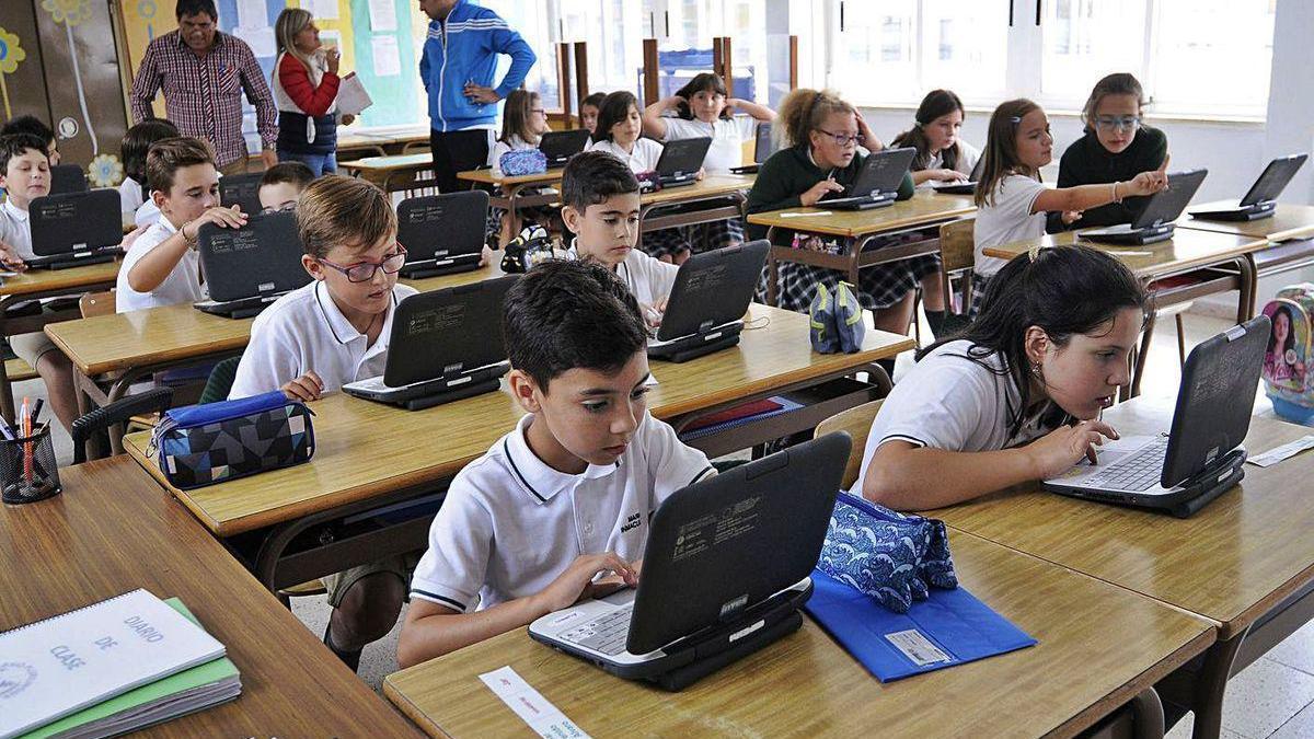 Niños en un centro gallego con ordenadores de E-dixgal
