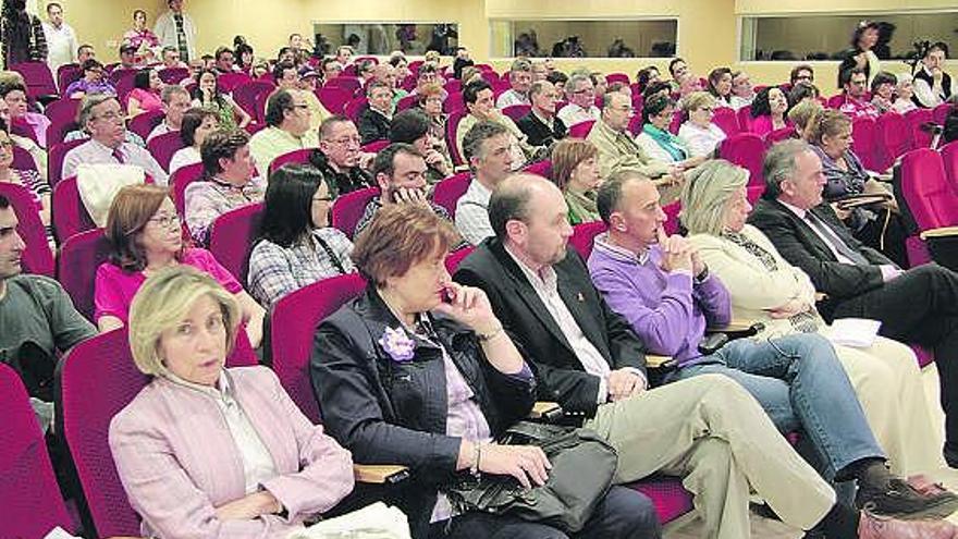 Asistentes a las jornadas asturianas sobre esclerosis múltiple, ayer, en el salón de actos del Hospital de Cabueñes.