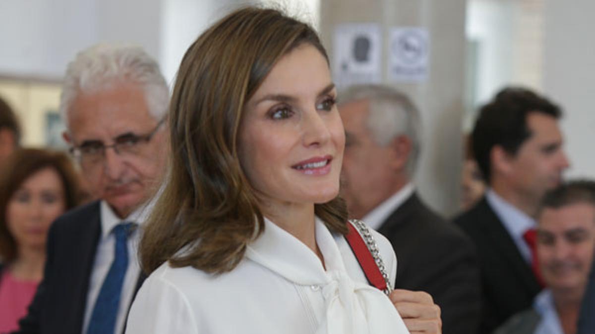 Letizia Ortiz con pantalón 'houndstooth' y blusa lazada