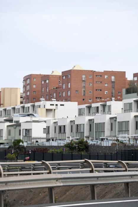 25-12-19 LAS PALMAS DE GRAN CANARI. LA MINILLA. LAS PALMAS DE GRAN CANARIA. Foto de un edificio de dúples en la Avenida de Ansite, número 11, que tienen exceso de altura, con respecto al plan general.  Fotos: Juan Castro.  | 25/12/2019 | Fotógrafo: Juan Carlos Castro