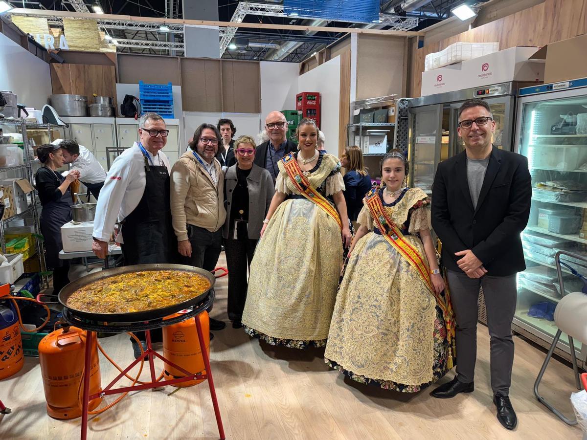 Paella cocinada en Fitur siguiendo la receta tradicional del concurso.