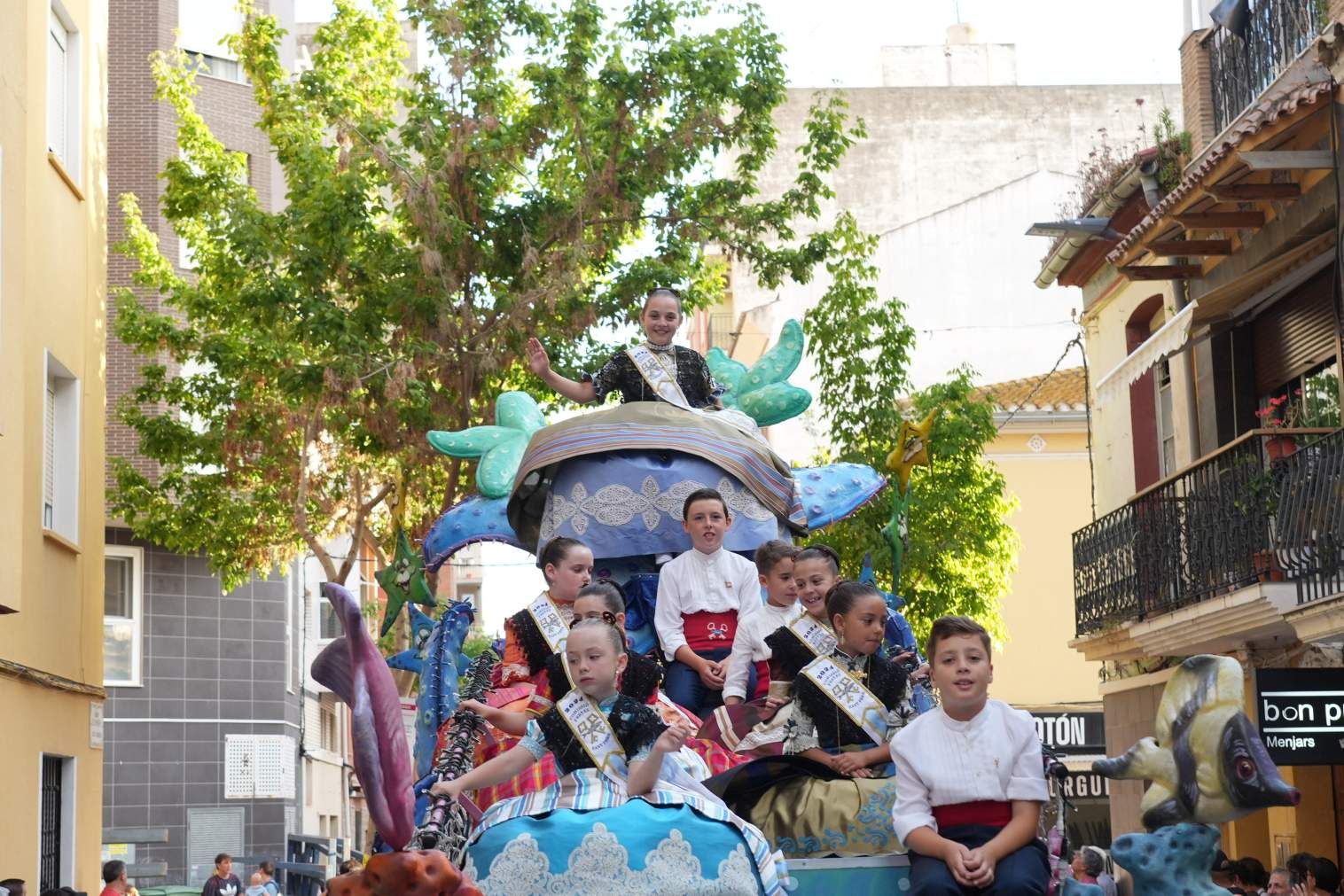 El Grau da inicio a las fiestas de Sant Pere con pólvora, bous y música