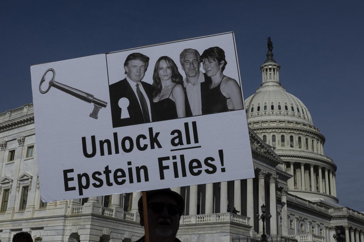 Manifestantes sostienen carteles durante una rueda de prensa sobre la Ley de Transparencia de los Archivos Epstein frente al Capitolio de los Estados Unidos en Washington, D.C.