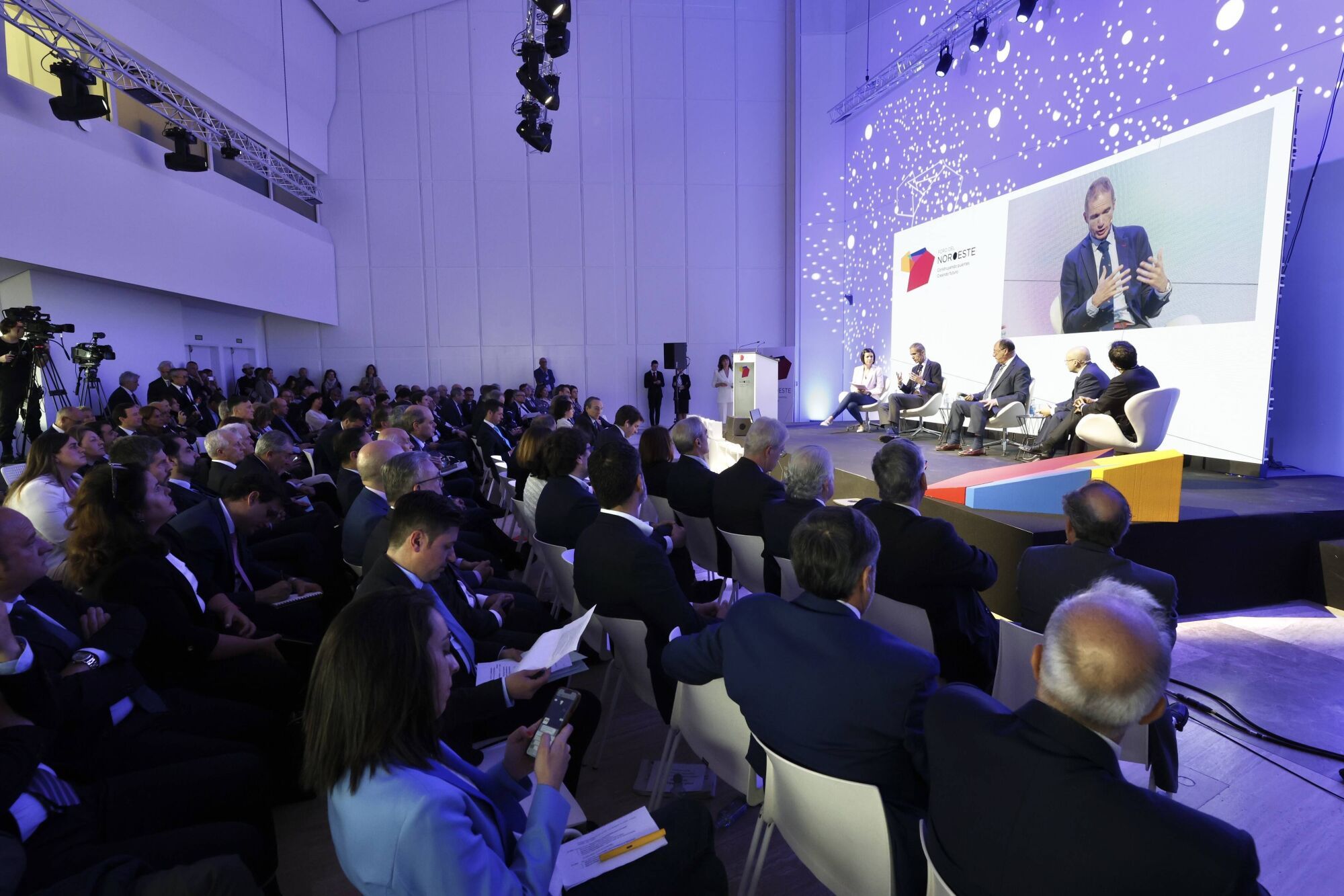 Un momento de la mesa redonda “Visiones para el futuro agroalimentario” con José Armando Tellado, de Central Lechera Asturiana, Carlos Moro, de Matarromera, José Manuel Ferreño, de Vegalsa Eroski y José Cabanas, de Hijos de Rivera. Modera Covadonga Jiménez de La Nueva España.