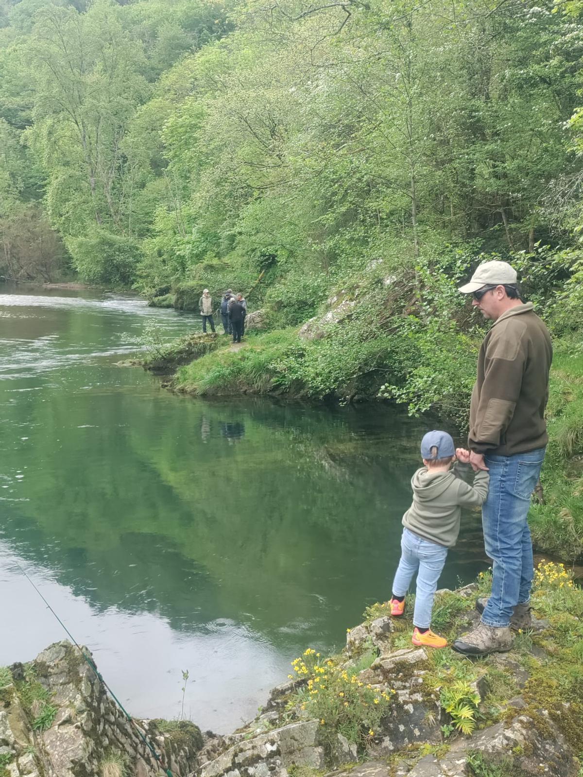 Josechu Mori con su hijo y pescadores al fondo