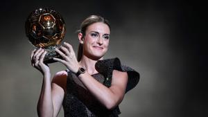 Alexia Putellas recibe su segundo Balón de Oro. 