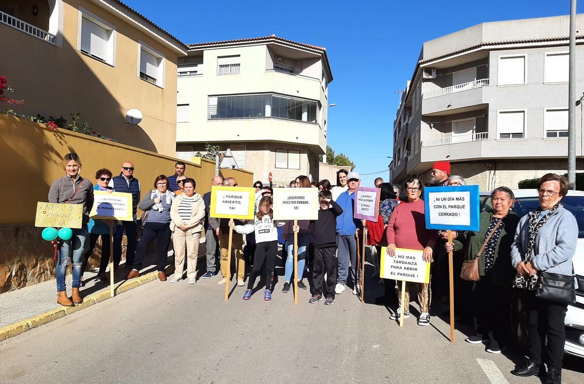 Protesta de vecinos para reclamar la reapertura del parque