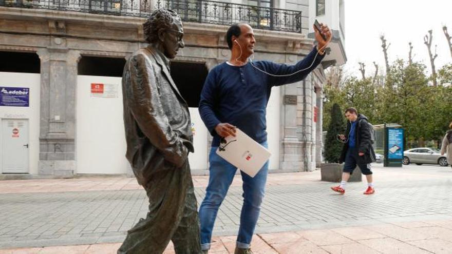 Encuesta: ¿Hay que quitar la estatua de Woody Allen de Oviedo?