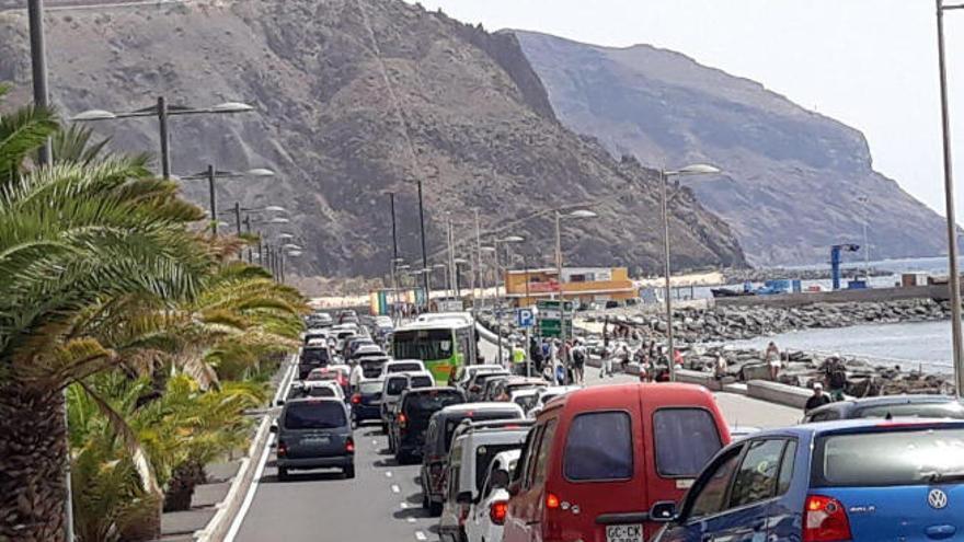 Detalle de las colas que se formaron en la entrada de Las Teresitas y la carretera de Taganana.