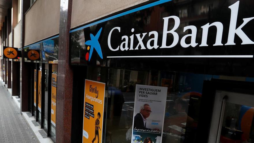 Sucursal de Caixabank en Barcelona // Reuters