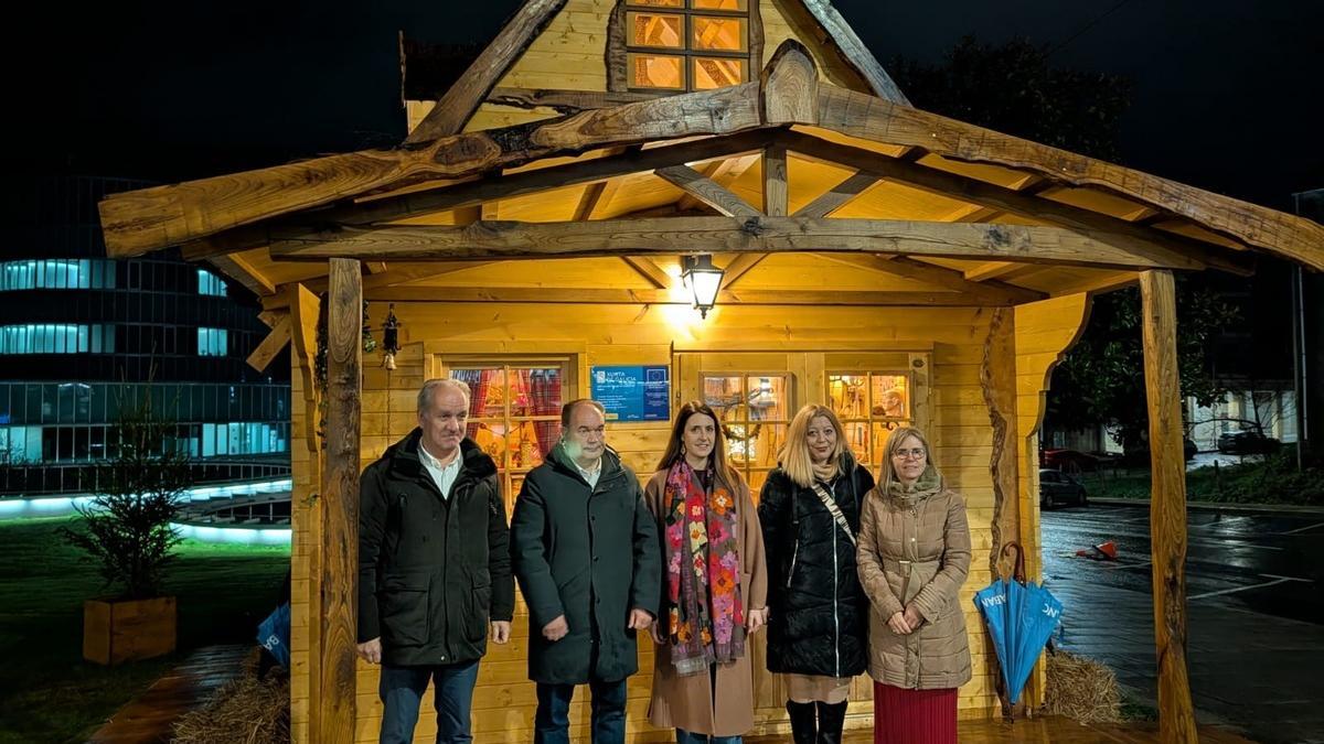 Xosé Crespo, segundo por la izquierda, con la conselleira María José Gómez, tercera, en las Aldeas de Nadal de Lalín